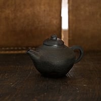 余白　茶壺A
