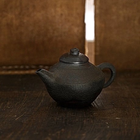 余白　茶壺A