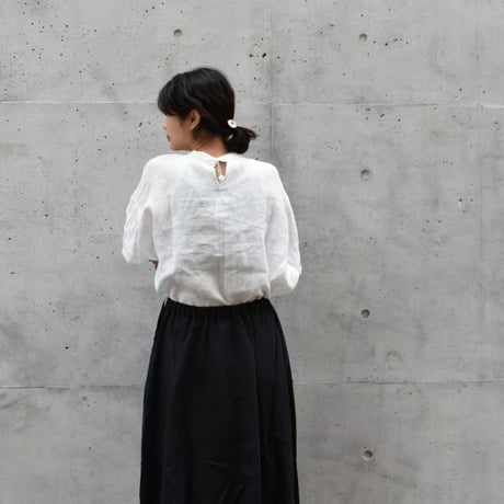 UNIVERSAL TISSU フレンチリネン袖口シャーリングブラウス