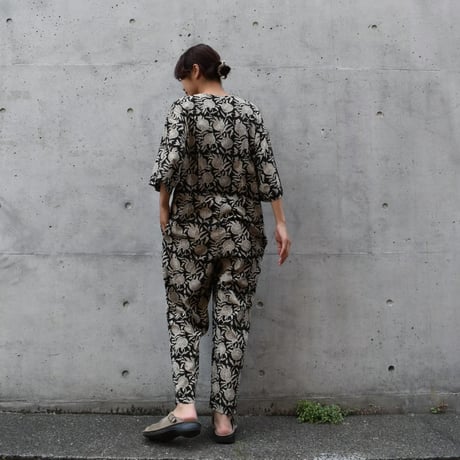tita Vネックジャンプスーツ ハンドプリント