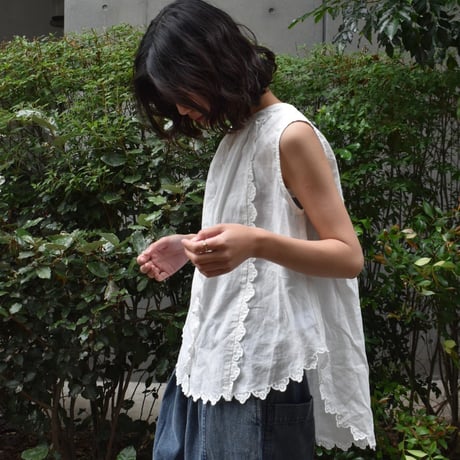 tumugu コットンリネンボイルスカラップ刺繍ノースリーブブラウス