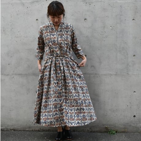 tita ハイネックギャザーワンピース ハンドプリント