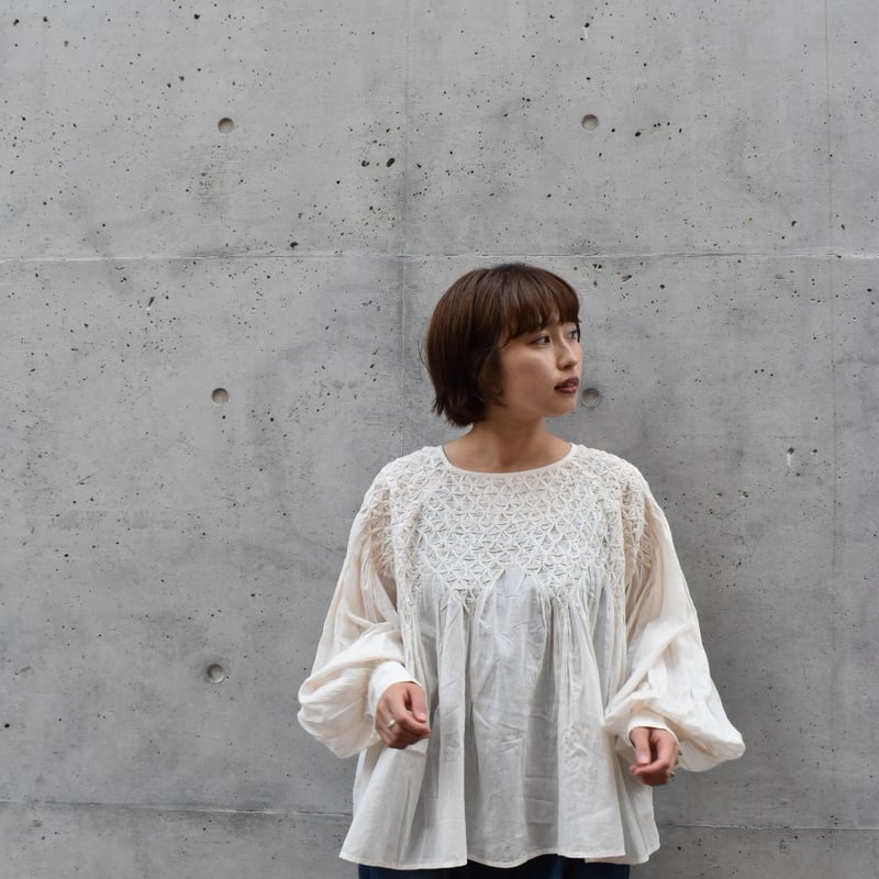 doux bleu ハンドスモッキング刺繍ブラウス | pivoine