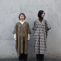 Vネックワンピース　ハンドプリント