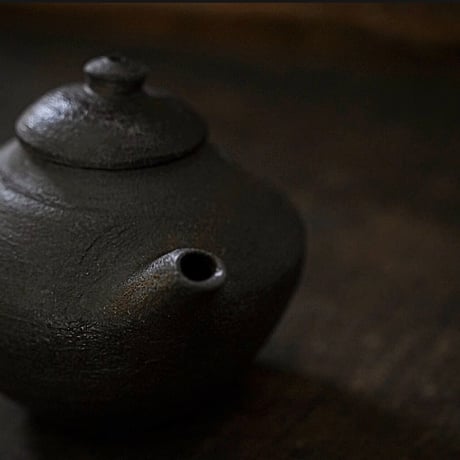 余白　茶壺A