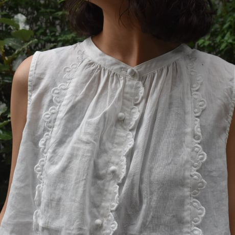 tumugu コットンリネンボイルスカラップ刺繍ノースリーブブラウス