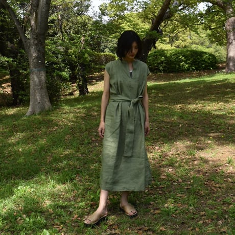 asabito タックスリットネックワンピース