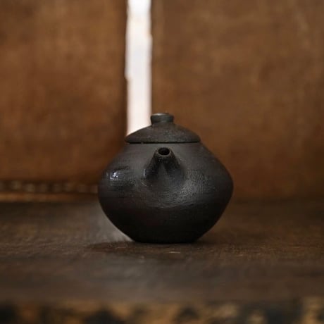 余白　茶壺B