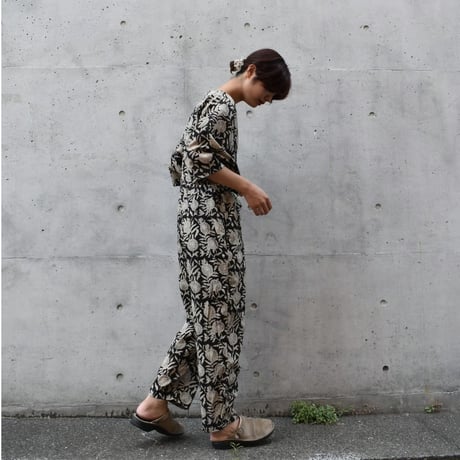 tita Vネックジャンプスーツ ハンドプリント