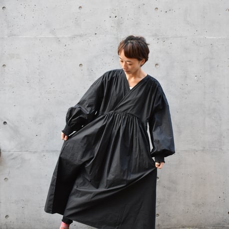 UNIVERSAL TISSU ナチュラルタイプライターカシュクールギャザーワンピース
