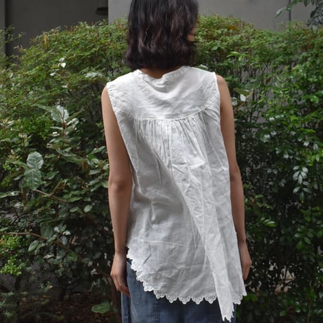 tumugu コットンリネンボイルスカラップ刺繍ノースリーブブラウス