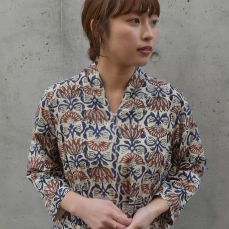 tita ハイネックギャザーワンピース ハンドプリント