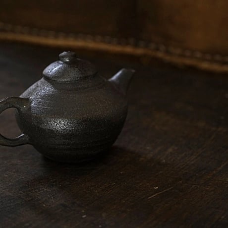 余白　茶壺A