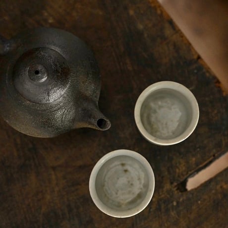 余白　茶壺B