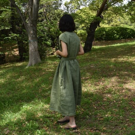 asabito タックスリットネックワンピース