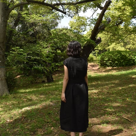 asabito タックスリットネックワンピース