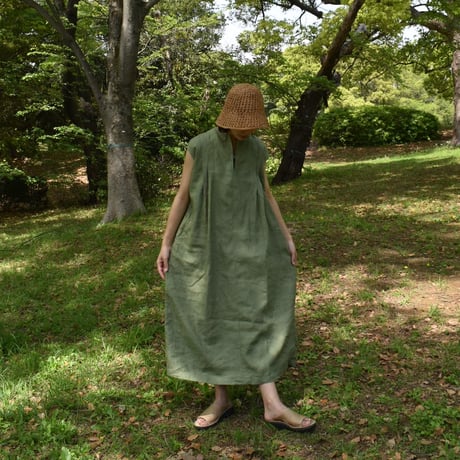 asabito タックスリットネックワンピース