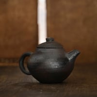 余白　茶壺B