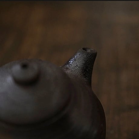 余白　茶壺B