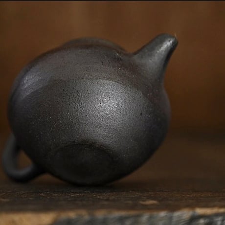 余白　茶壺B