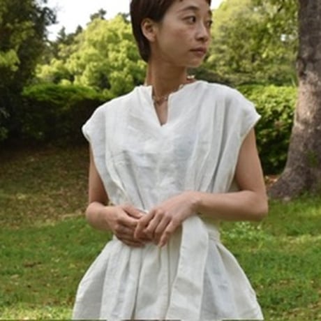 asabito タックスリットネックワンピース