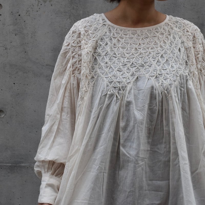 doux bleu ハンドスモッキング刺繍ブラウス　長袖シャツ　nei大分 doux bleu ハンドスモッキング刺繍ブラウス 長袖シャツ nei大分