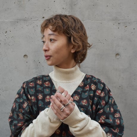 Vネックワンピース　ハンドプリント