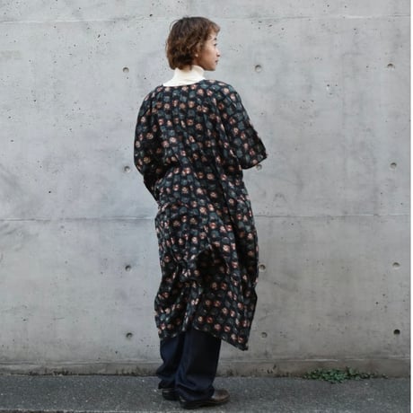 Vネックワンピース　ハンドプリント