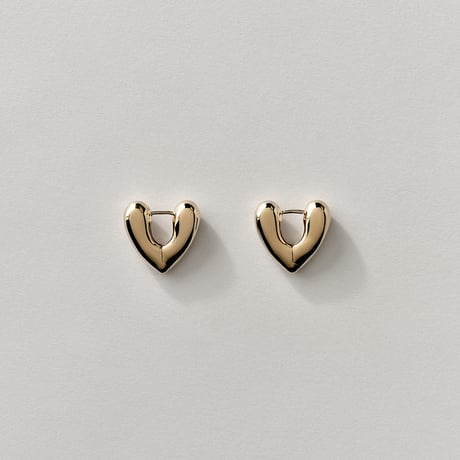 【ANNIKA INEZ】HEART HOOPS スモールピアス（ゴールド）