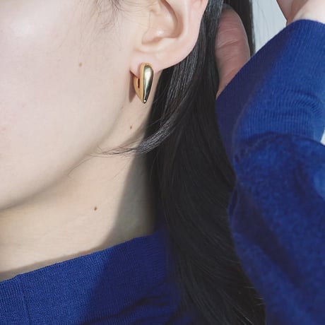 【ANNIKA INEZ】HEART HOOPS スモールピアス（ゴールド）