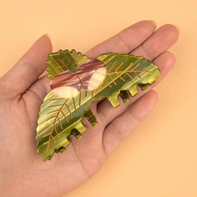 ベージュで部分的に色味が付いてます。 ゴールド ヘアクリップ イタリア製 ベージュで部分的に色味が付いてます。 ゴールド ヘアクリップ