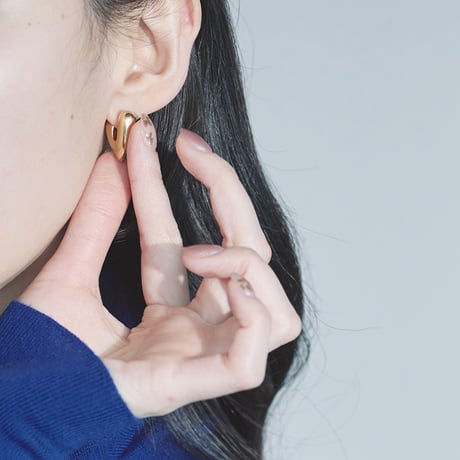 【ANNIKA INEZ】HEART HOOPS スモールピアス（ゴールド）