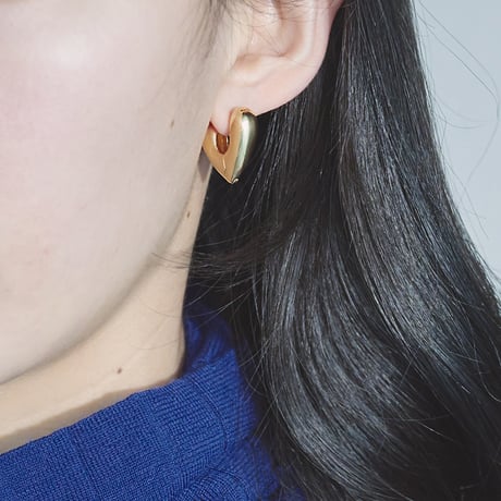 【ANNIKA INEZ】HEART HOOPS スモールピアス（ゴールド）