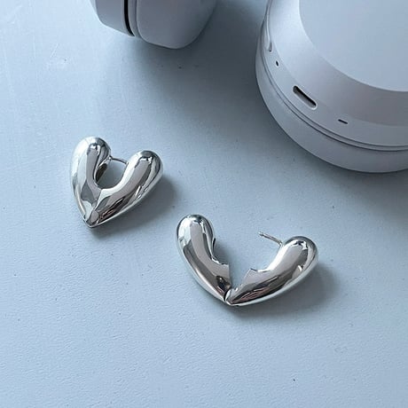 【ANNIKA INEZ】HEART HOOPS ラージピアス（シルバー）