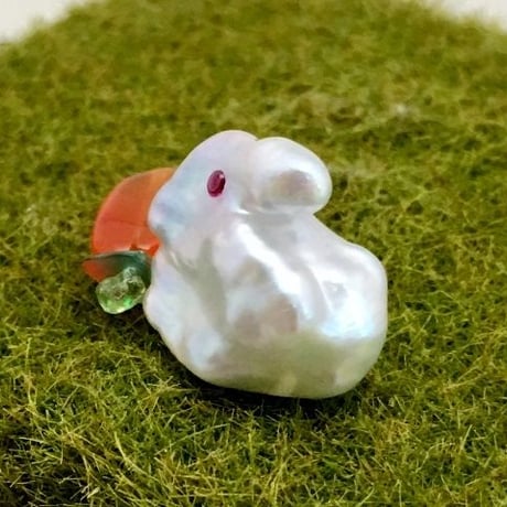 小雪（子ウサギのピンブローチ）
