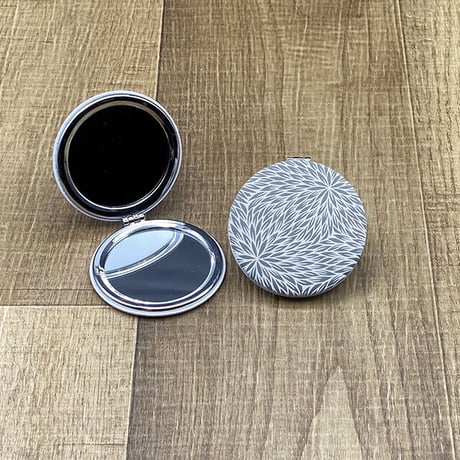 伊勢型紙文様のコンパクトミラー【中形菊-SILVER GRAY】【ネコポス限定　税込・送料無料】（代引き不可）