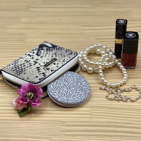 伊勢型紙文様のコンパクトミラー【中形菊-SILVER GRAY】【ネコポス限定　税込・送料無料】（代引き不可）