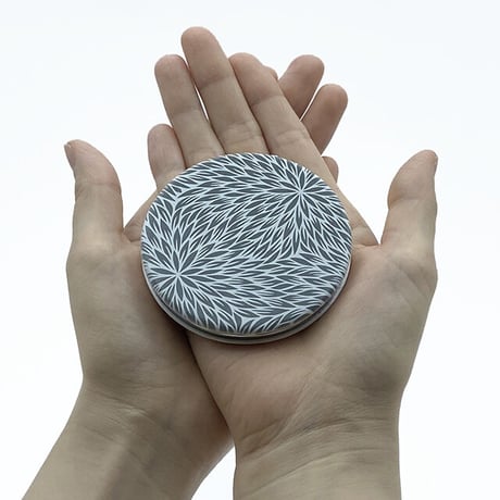 伊勢型紙文様のコンパクトミラー【中形菊-SILVER GRAY】【ネコポス限定　税込・送料無料】（代引き不可）
