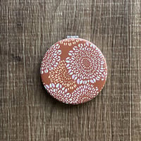 伊勢型紙文様のコンパクトミラー【ダリア-TERRACOTTA】【ネコポス限定　税込・送料無料】（代引き不可）
