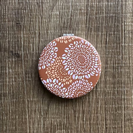 伊勢型紙文様のコンパクトミラー【ダリア-TERRACOTTA】【ネコポス限定　税込・送料無料】（代引き不可）
