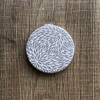 伊勢型紙文様のコンパクトミラー【中形菊-SILVER GRAY】【ネコポス限定　税込・送料無料】（代引き不可）