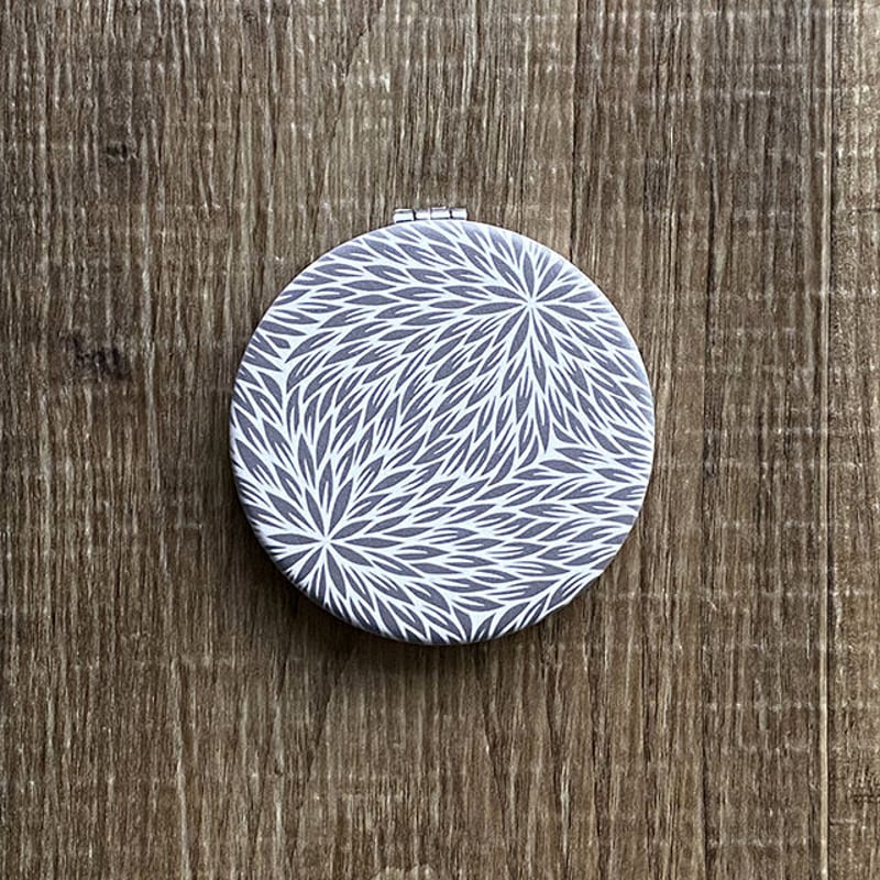 伊勢型紙文様のコンパクトミラー【中形菊-SILVER GRAY