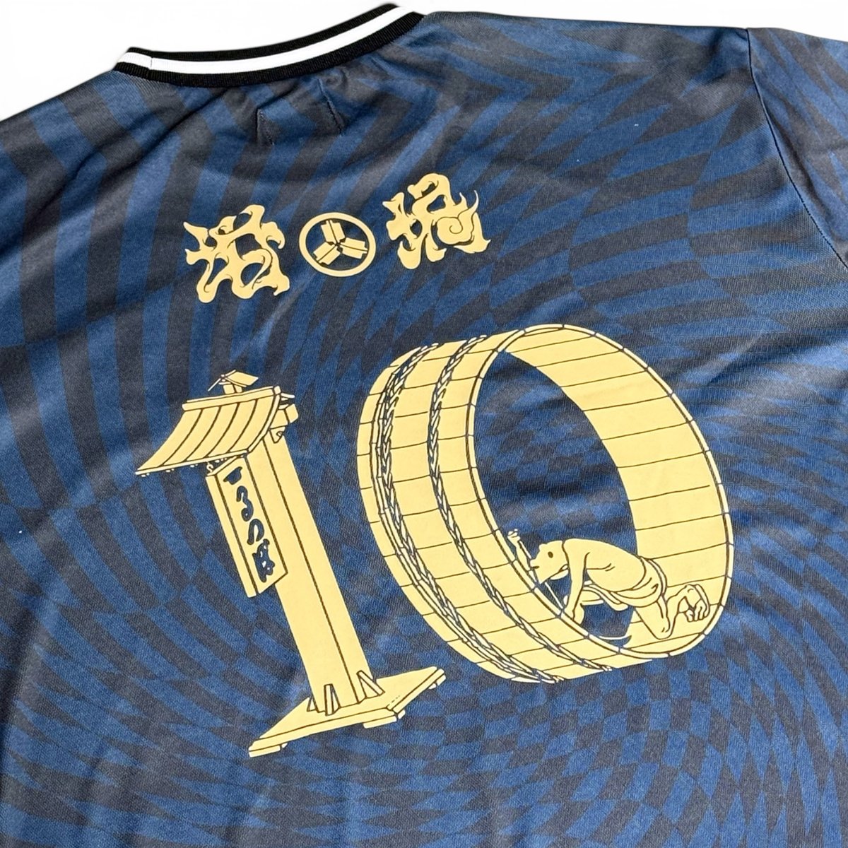 坩堝ア式蹴球部 2026T-SHIRTS （RUTSUBO×YU SUDA） | 坩堝-RUT