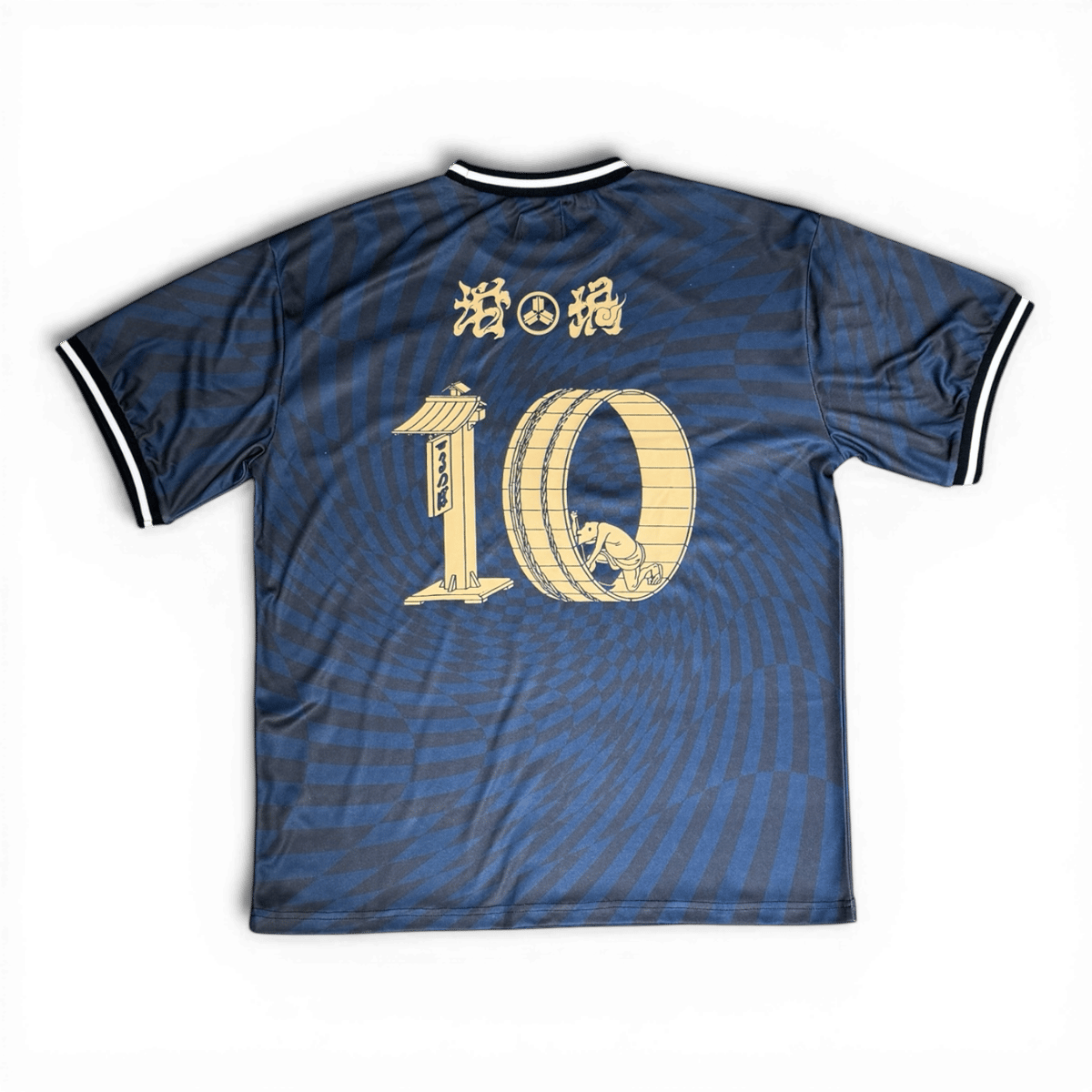 坩堝ア式蹴球部 2026T-SHIRTS (RUTSUBO×YU SUDA) | 坩堝-RUT 坩堝ア式蹴球部 2026T-SHIRTS (RUTSUBO×YU SUDA) | 坩堝-RUT