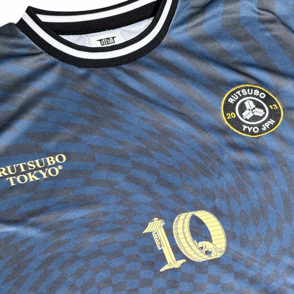坩堝ア式蹴球部 2026T-SHIRTS （RUTSUBO×YU SUDA） | 坩堝-RUT