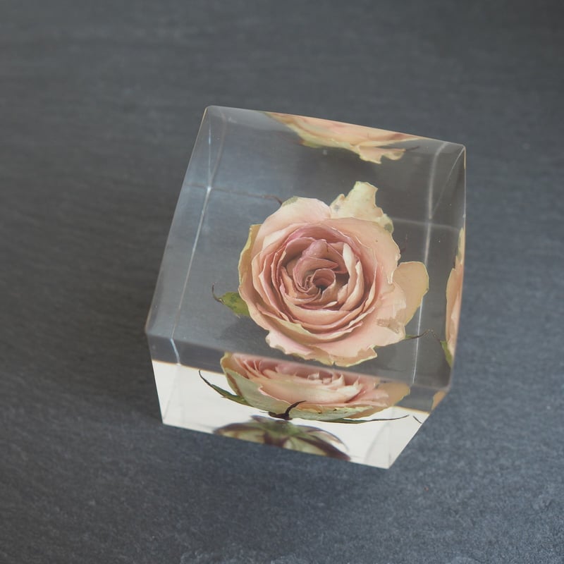 2人のプロポーズの想い出をカタチに残すバラのレジン保存加工 キューブ