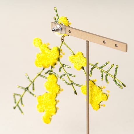 Trovelore ピアス/YELLOW MIMOSA