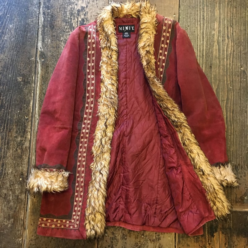 赤いウールコート 刺繍入り 赤いウールコート 刺繍入り 赤いウール