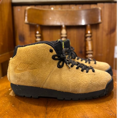 [USED] 2010 NIKE AIR MAGMA