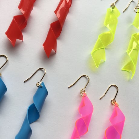 [BENICOTOY] くるくる RIBON ピアス